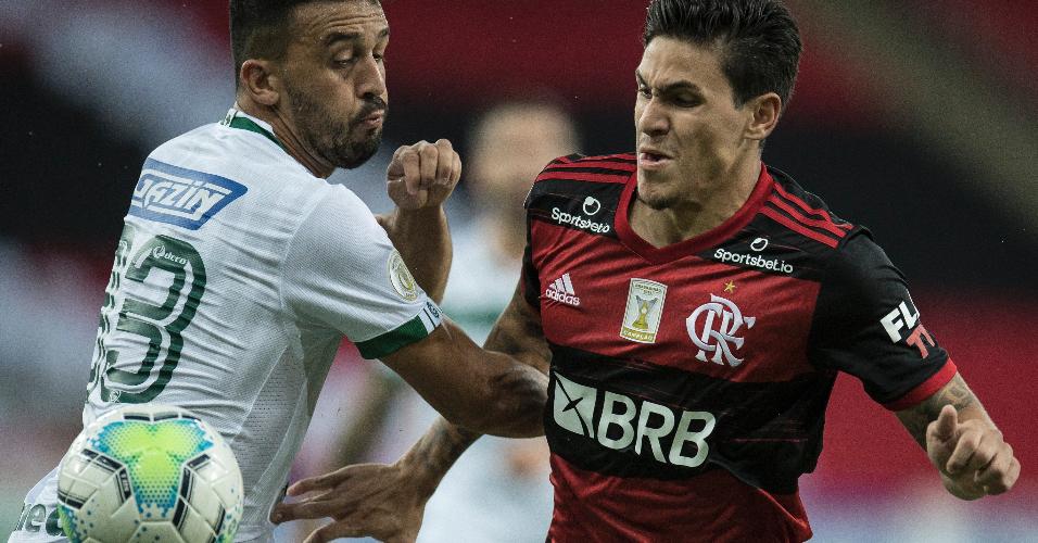 Edilson e Pedro disputam bola durante a partida entre Flamengo e Goiás
