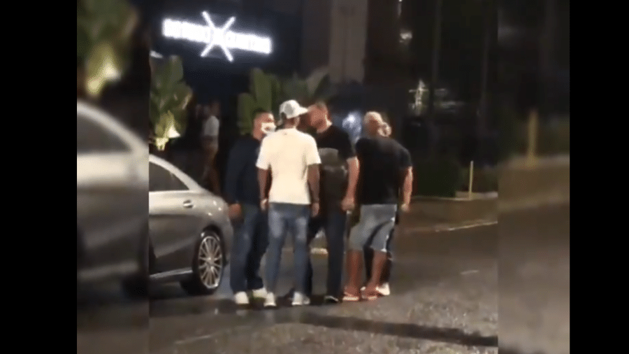 Torcedores do Avaí cobram atletas que furaram quarentena para ir a bar de Florianópolis - Reprodução/Twitter