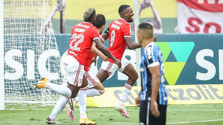Edenílson comemora gol da vitória do Inter sobre o Grêmio no Gre-Nal: Globo vai exibir partida no Gaúchão no sábado - Pedro H. Tesch/AGIF