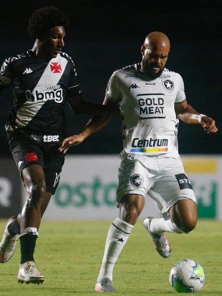 Talles Magno, do Vasco, e José Welison, do Botafogo, disputam bola em clássico pelo Brasileiro - Vitor Silva/Botafogo