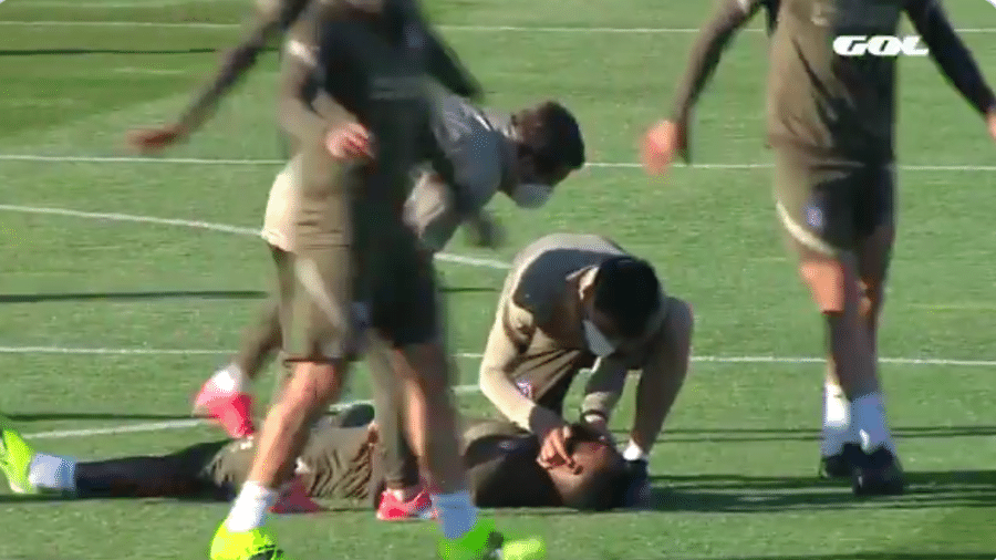 Moussa Dembélé, meia do Atlético de Madri desmaia durante treino e assusta colegas - Transmissão