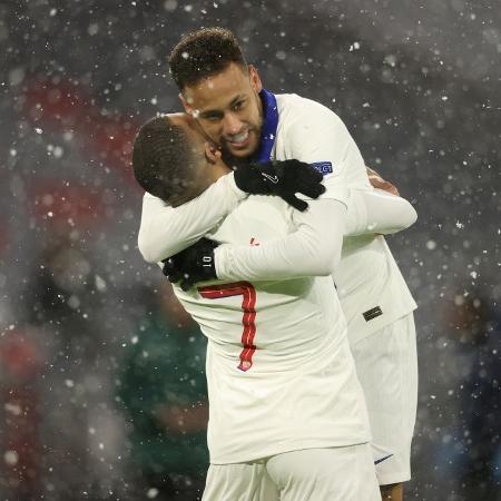 Kylian Mbappe e Neymar comemoram o gol do francês contra o Bayern de Munique - Alexander Hassenstein/Getty Images