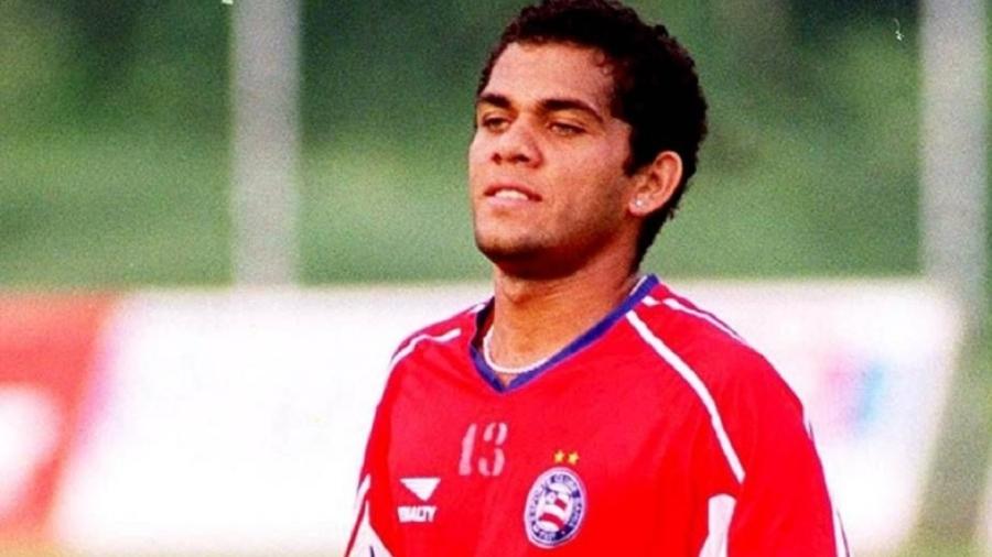 Daniel Alves foi revelado pelo Bahia - Divulgação