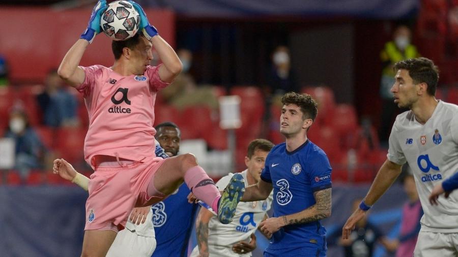 Marchesín faz defesa durante Chelsea e Porto pela Liga dos Campeões - CRISTINA QUICLER / AFP