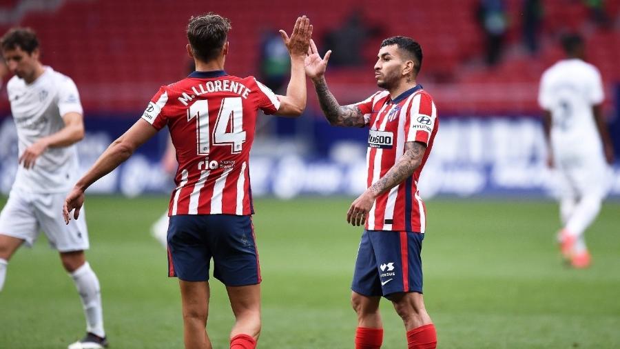 Marcos Llorente e Ángel Correa comemoram o gol do Atlético de Madri sobre o Huesca - Denis Doyle/Getty Images