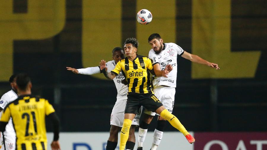 Jogadores de Corinthians e Peñraol disputam bola em partida da Sul-Americana  - Mariana Greif - Pool/Getty Images