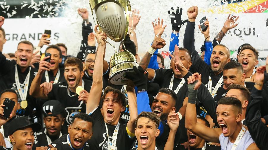 Elenco gremista celebra com a taça o título do Campeonato Gaúcho 2021 - Pedro H. Tesch/Pedro H. Tesch/AGIF