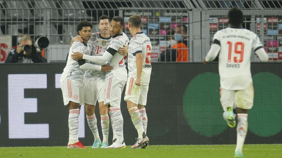 Robert Lewandowski comemora gol do Bayern de Munique contra o Borussia Dortmund na final da Supercopa da Alemanha - REUTERS