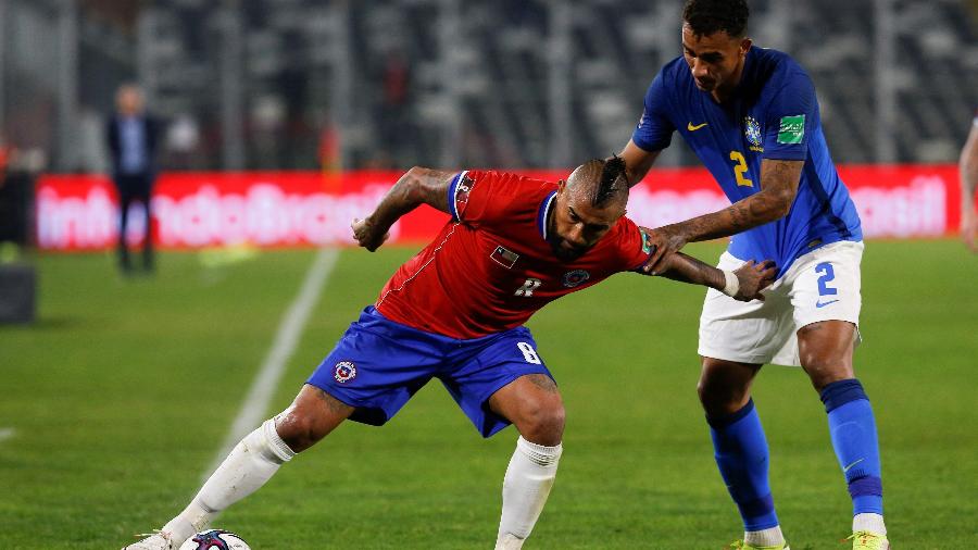 Vidal e Danilo na partida entre Chile e Brasil, pelas Eliminatórias da Copa do Mundo de 2022 - AFP