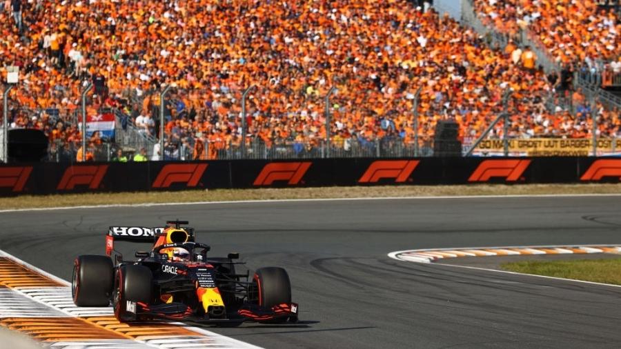 Max Verstappen, da Red Bull Racing, liderando o GP da Holanda de Fórmula 1 em 2021 - Bryn Lennon/Getty Images
