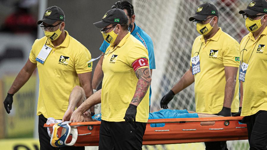 Goleiro Gabriel Chapecó, do Grêmio, se chocou com o companheiro de time Ruan e precisou deixar a partida na ambulância - Jorge Rodrigues/AGIF