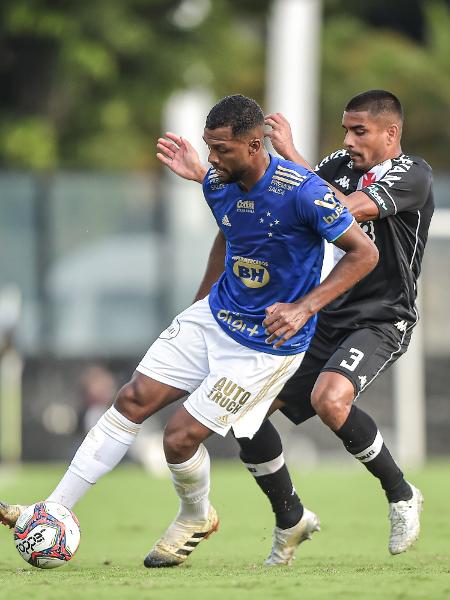 Léo Matos, lateral do Vasco, tenta roubar a bola de Thiago, atacante do Cruzeiro - Thiago Ribeiro/AGIF