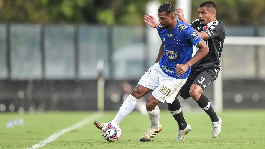 Léo Matos, lateral do Vasco, tenta roubar a bola de Thiago, atacante do Cruzeiro - Thiago Ribeiro/AGIF