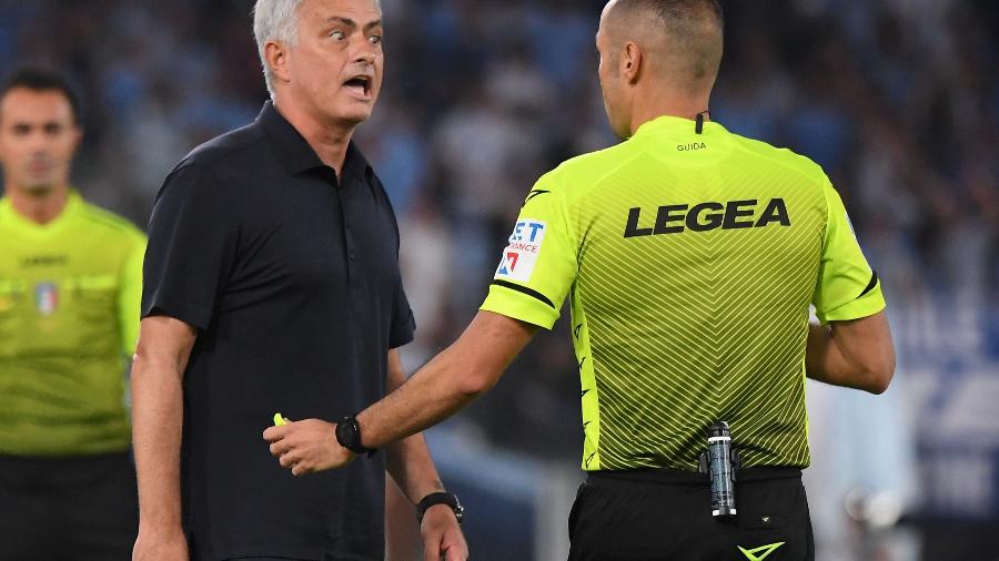 Mourinho reclama da arbitragem na partida entre Roma e Lázio pelo Campeonato Italiano - REUTERS