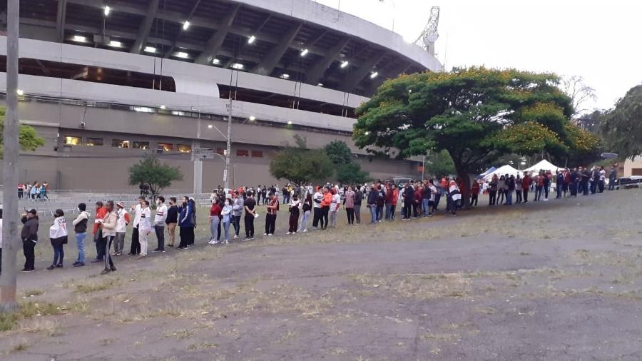 Torcedor sofreu com a fila para conseguir a pulseira que dava acesso ao estádio do Morumbi - Eduardo Nunes/UOL