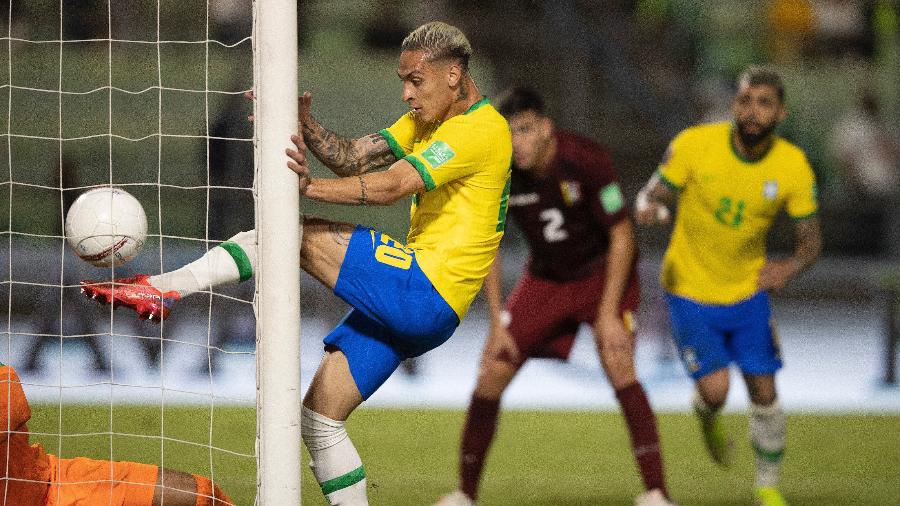 Antony chuta para marcar o gol pela seleção contra a Venezuela - Lucas Figueiredo/CBF