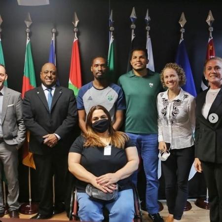 Os atletas Yane Marques (pentatlo moderno), Hortência (basquete), Diogo Silva (taekwondo), Leomon Moreno (goalball) e Marcia Menezes (halterofilismo) em visita à secretaria especial do esporte, em Brasília. 09/11/2021 - Reprodução Instagram