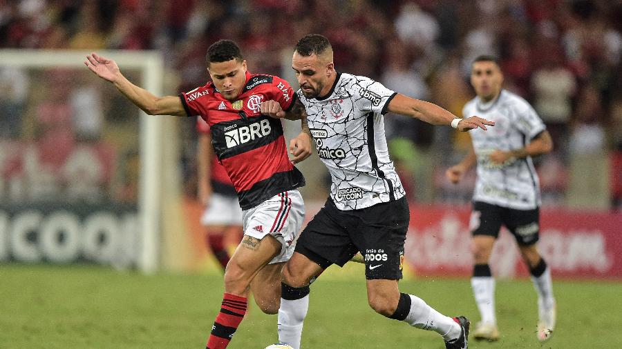 João Gomes, do Flamengo, e Renato Augusto, do Corinthians disputam bola - Thiago Ribeiro/AGIF