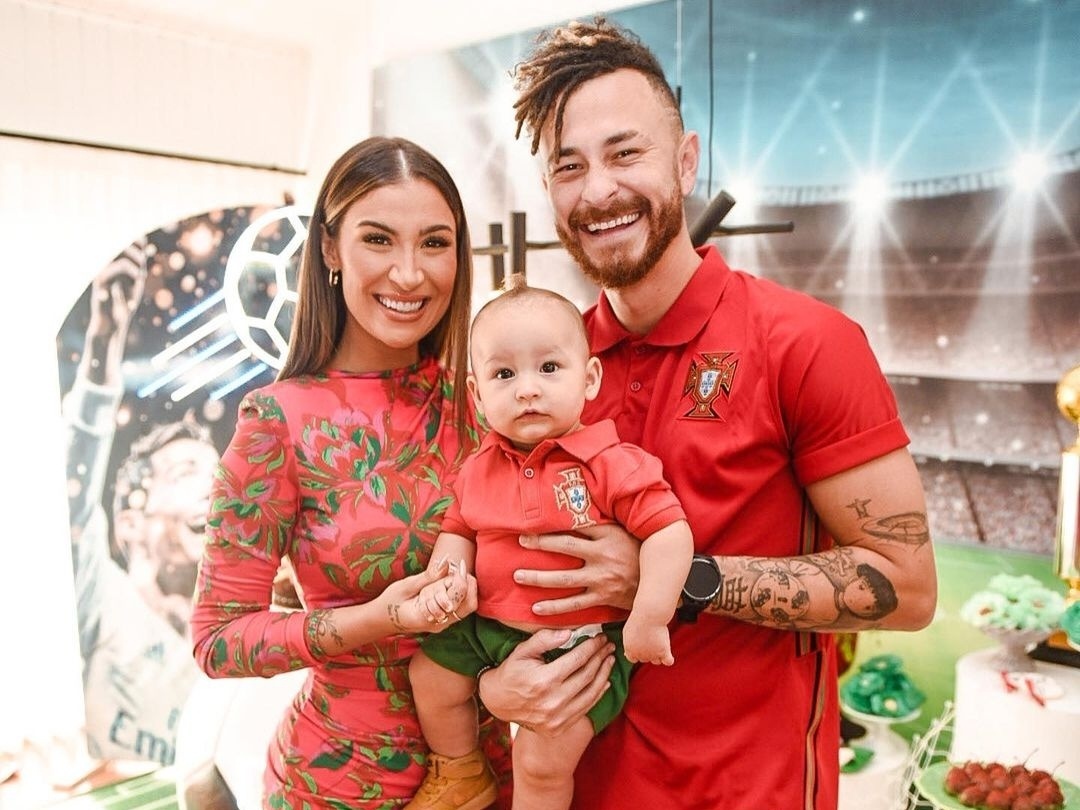 Fred se derrete ao ver jogo do Brasil na Copa do Mundo ao lado de Cris,  filho com Bianca Andrade - Estrelando