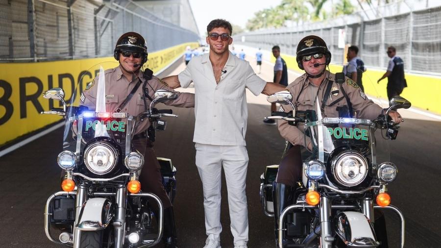 Pierre Gasly, da AlphaTauri, posa para foto com policiais durante caminhada pelo novo circuito de Miami  - Fórmula 1