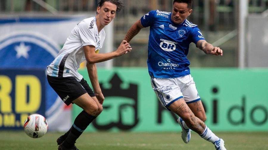 Edu, do Cruzeiro, disputa bola com Geromel, do Grêmio, em jogo da Série B do Brasileiro - Staff Images/Cruzeiro
