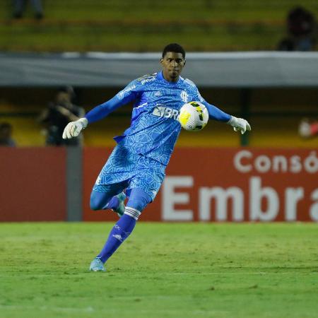 Hugo Souza pode estar de saída do Flamengo - Gilvan de Souza/CRF