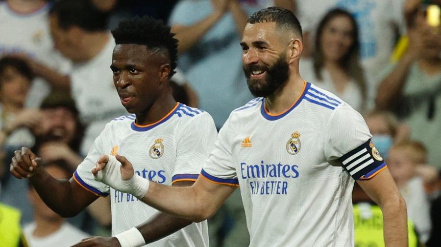 Vinicius Júnior e Benzema comemoram gol do Real Madrid sobre o Levante - Susana Vera/Reuters