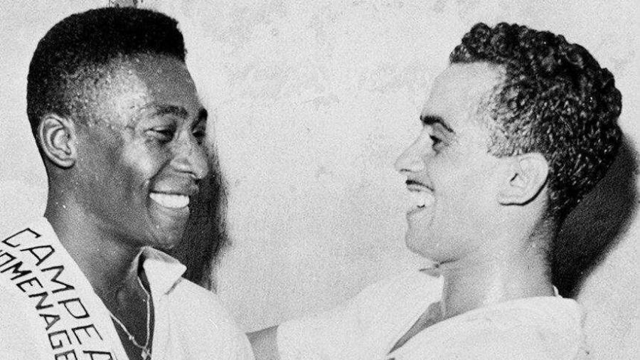 Pelé e Zito comemoram título do Santos no Campeonato Paulista de 1958 - Reprodução/FSP
