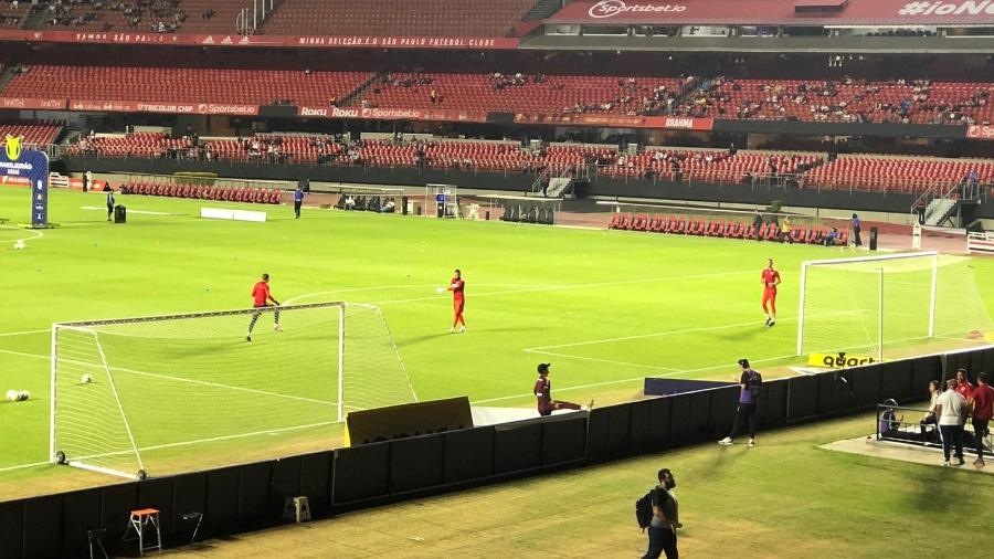 Goleiros do São Paulo fazem o aquecimento no Morumbi - Nathalia Costa/UOL