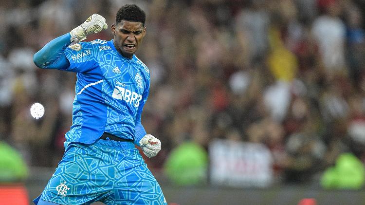 Hugo, goleiro do Flamengo, comemora durante partida contra o Fluminense