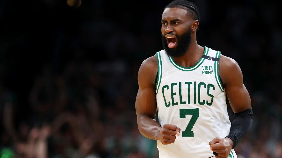 Jaylen Brown, do Boston Celtics, em jogo contra o Milwaukee Bucks - Adam Glanzman/Getty Images