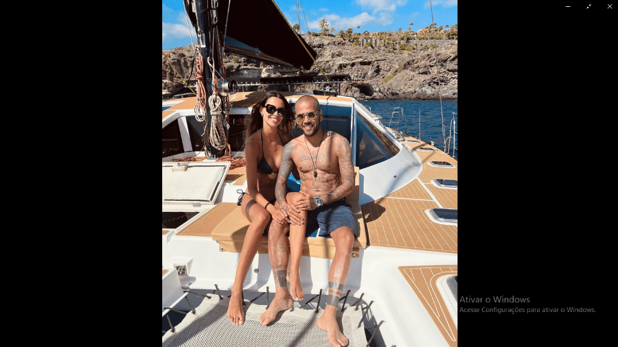 Dani Alves aproveita folga com Joana Sanz em veleiro na Espanha - Reprodução Web: // Instagram Dani Alves