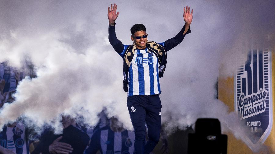 O atacante brasileiro Evanilson, de 22 anos, na comemoração do título do Campeonato Português pelo Porto - Diogo Cardoso/Getty