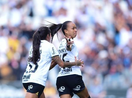 SC Corinthians Paulista - Fim de jogo!! O Corinthians Futebol Feminino sai  na frente na decisão do Brasileirão Feminino! Boa, brabas!!! 👏🏽 Palmeiras  0 🆚 1 Corinthians ⚽️ Gabi Portilho O jogo