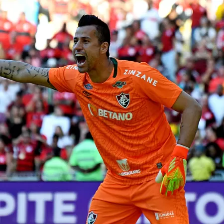 Fábio, do Fluminense, é o goleiro com mais defesas difíceis no Brasileirão