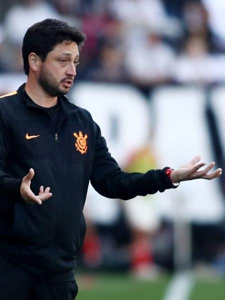 Arthur Elias, técnico do Corinthians, em jogo contra o Inter pelo Brasileirão feminino