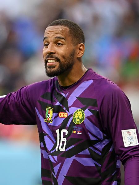 Devis Epassy foi o goleiro titular de Camarões contra a Sérvia após Onana ser cortado - Clive Mason/Getty Images