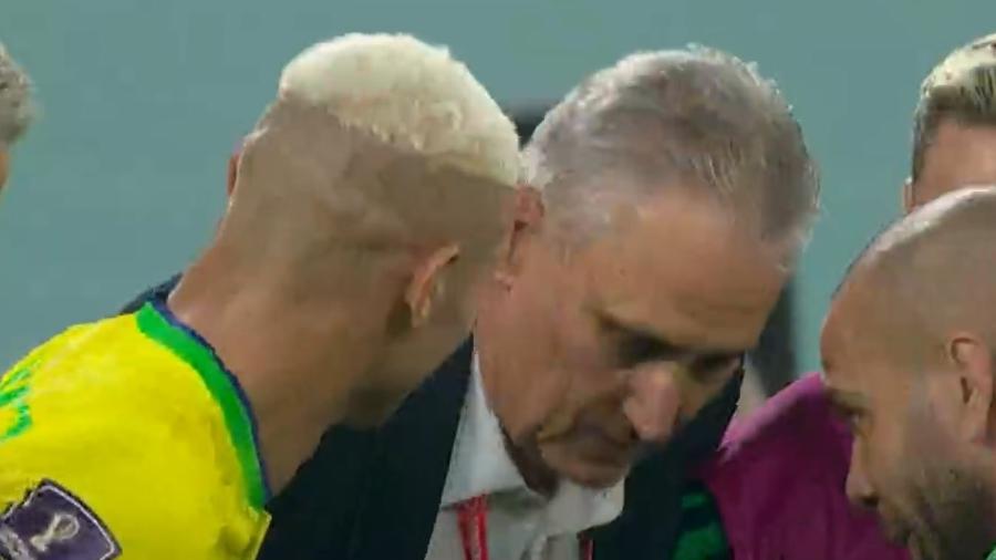 Tite faz "Dança do Pombo" após gol de Richarlison em Brasil x Coreia do Sul - Reprodução/Globo