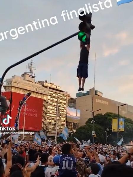 Argentino se pendura em semáforo para comemorar vaga da Argentina na final da Copa - Reprodução