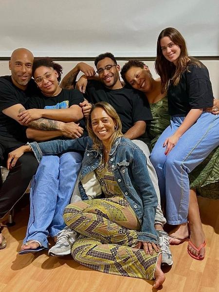Edinho, Celeste, Joshua, Flávia (sentada no chão), Kely e Gemima, filhos de Pelé, posam no quarto do hospital Albert Einstein - Reprodução/Instagram