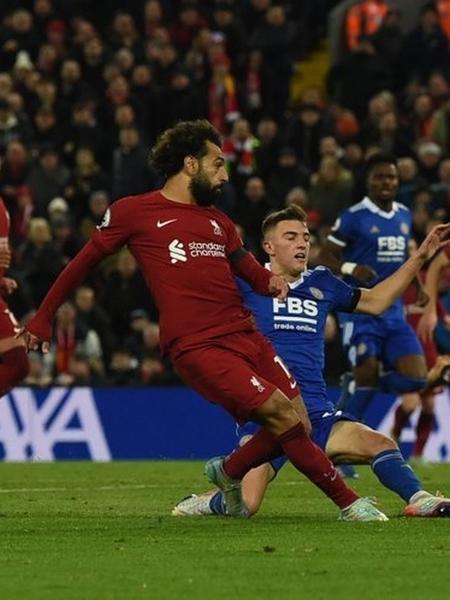 Salah disputa a bola em jogo entre Liverpool e Leicester pelo Inglês - Foto: Divulgação/Liverpool