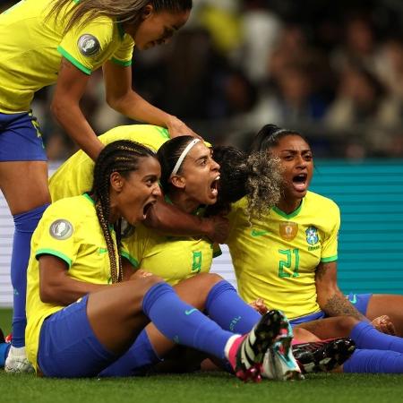 Jogadoras do Brasil comemoram gol de Andressa Alves na Finalíssima Feminina, contra a Inglaterra - Catherine Ivill/Getty