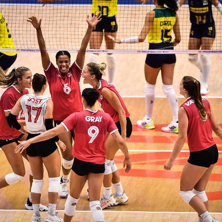 Jogadoras do Canadá comemoram ponto sobre o Brasil na Liga das Nações de Vôlei - Divulgação/ Volleyball World