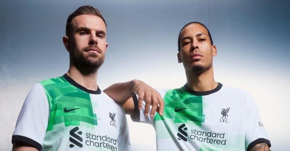Henderson e Van Dijk com o novo uniforme do Liverpool para a temporada 2023/2024