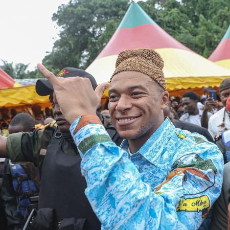 Mbappé visita aldeia do pai e reúne multidão em Camarões  - DANIEL BELOUMOU OLOMO / AFP