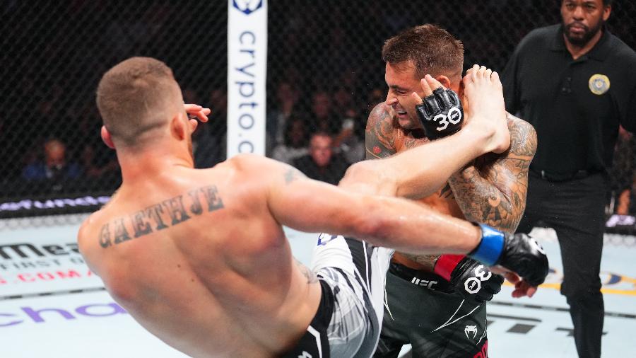 Justin Gaethje acerta chute no rosto de Dustin Poirier em luta do UFC 291
