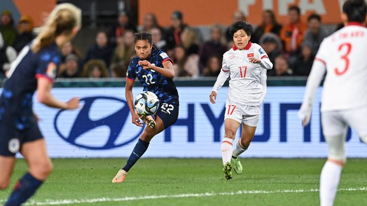 Esmee Brugts, da Holanda, acerta chute preciso no gol do Vietnã, pela Copa feminina
