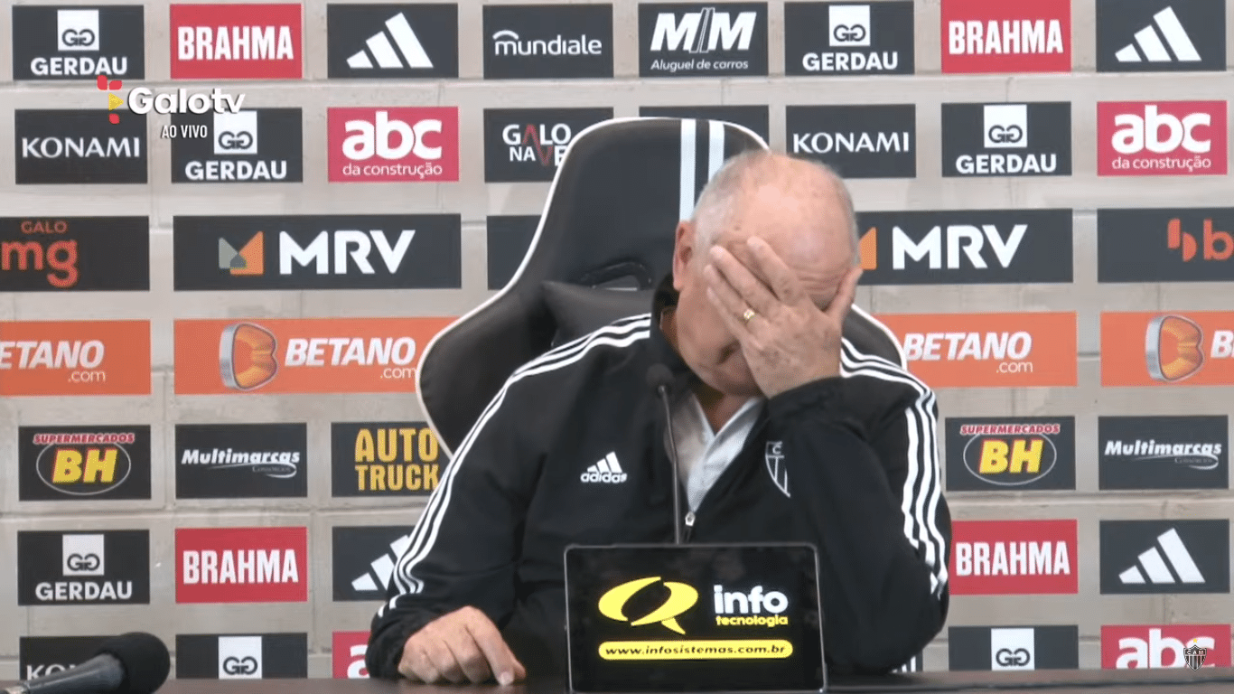 Felipão se irrita com aviso do sistema de som atrapalhando resposta na coletiva - undefined