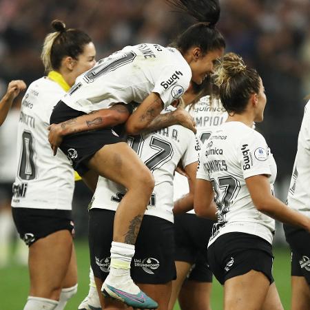 Jogadoras do Corinthians comemoram título do Brasileirão Feminino após vitória sobre a Ferroviária
