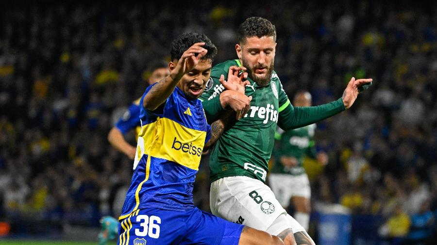 Medina e Zé Rafael disputam a bola em Boca Juniors x Palmeiras, duelo da semifinal da Libertadores